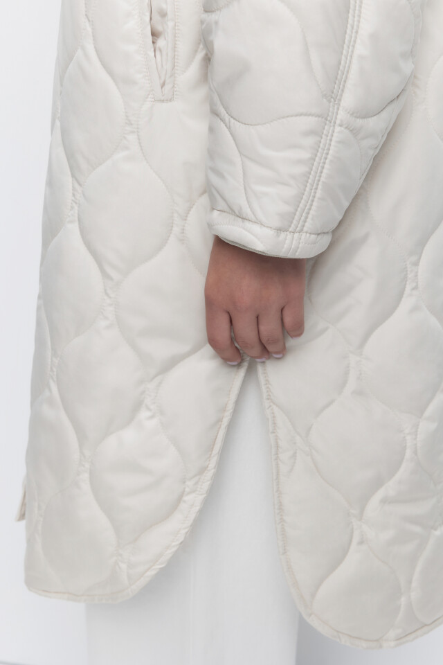 Пальто oversize стеганое с капюшоном и разрезами - цвет молочный - 6