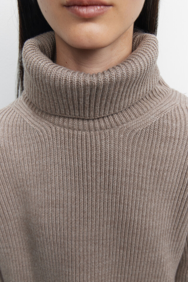 Свитер oversize с воротником и боковыми разрезами - цвет бежевый - 6