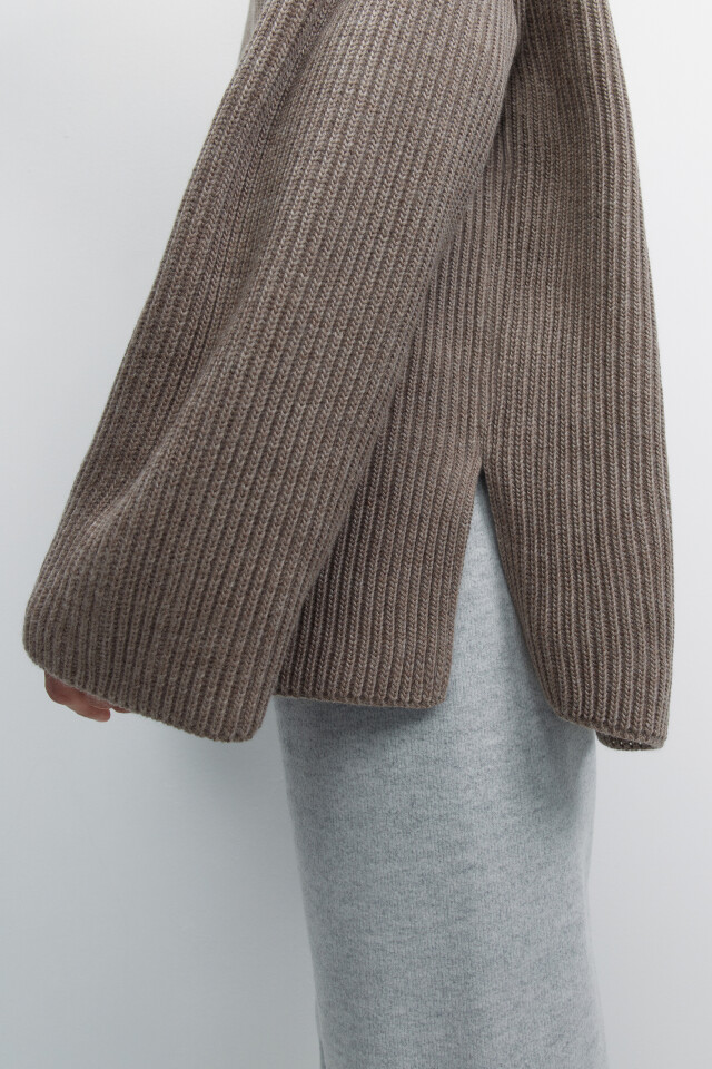 Свитер oversize с воротником и боковыми разрезами - цвет бежевый - 7