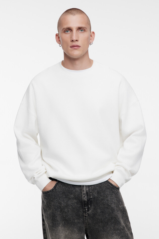 Свитшот oversize утепленный с надписью на спине - цвет белый - 1