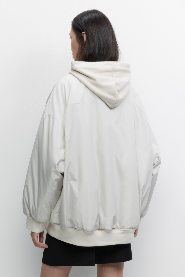 Куртка-бомбер oversize с трикотажным капюшоном - цвет молочный - 4
