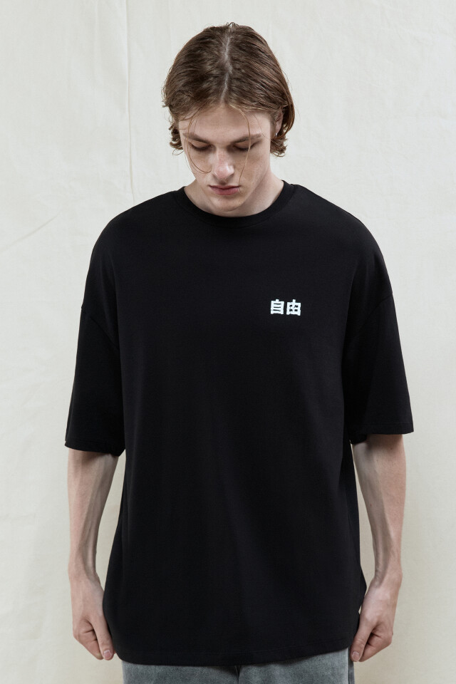 Футболка oversize с принтом в стиле аниме - цвет черный - 2