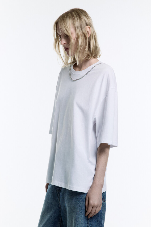 Футболка oversize с металлической цепочкой - цвет белый - 4