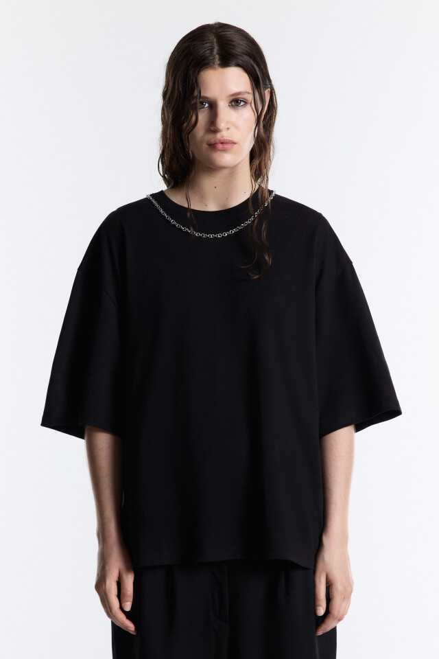 Футболка oversize с металлической цепочкой - цвет черный - 2