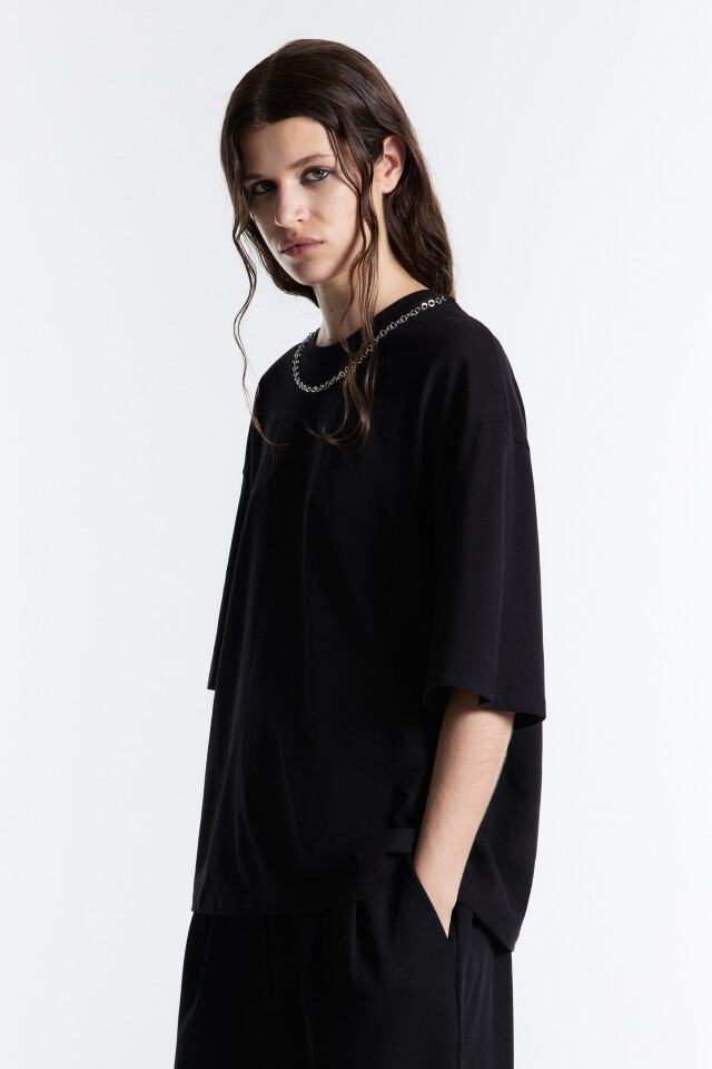 Футболка oversize с металлической цепочкой - цвет черный - 3