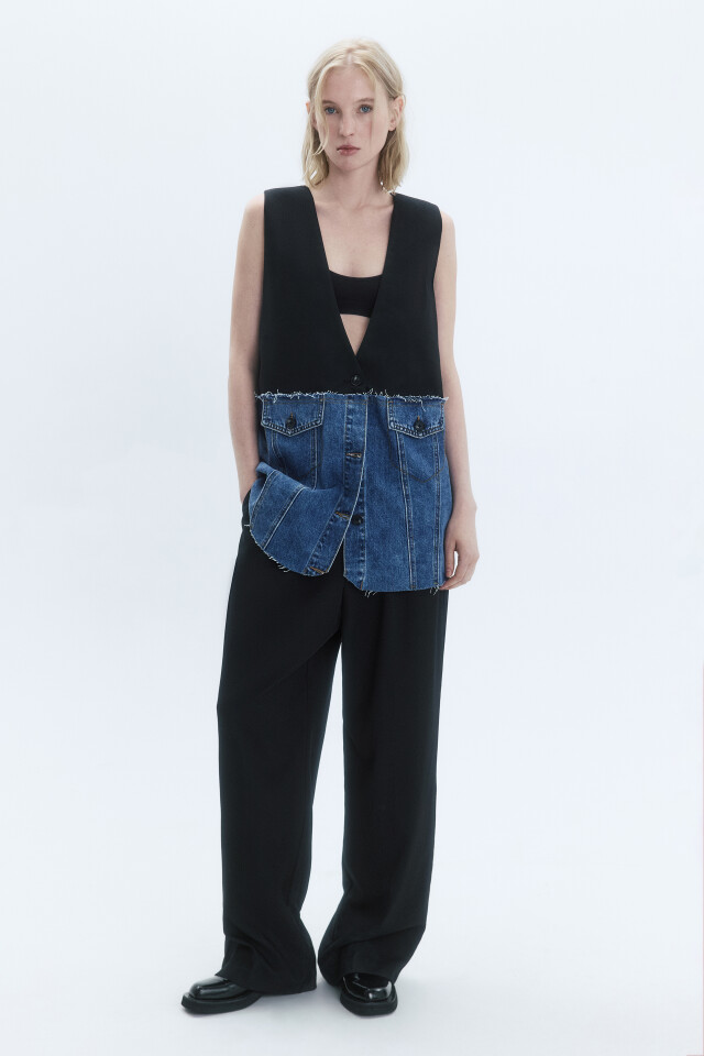 Жилет oversize из комбинированных тканей - цвет голубой - 1