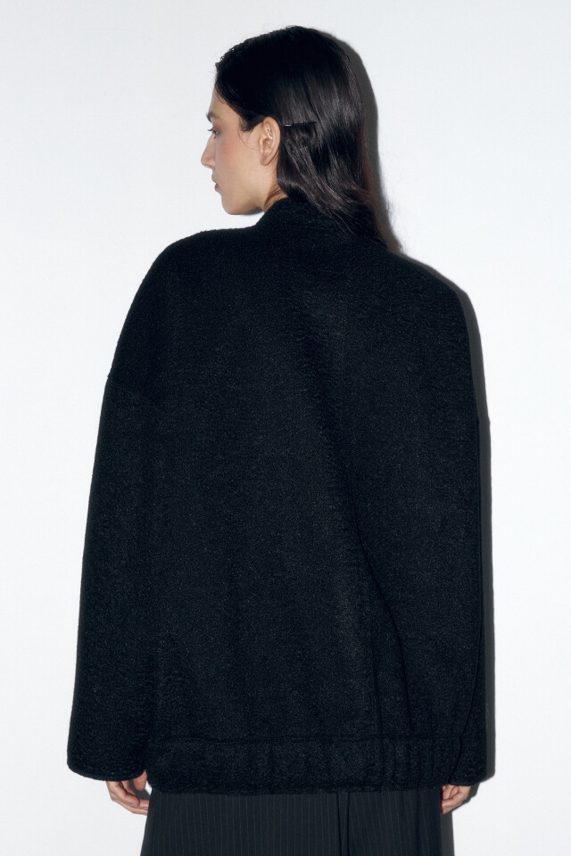 Куртка-бомбер oversize из ворсистой ткани - цвет черный - 4