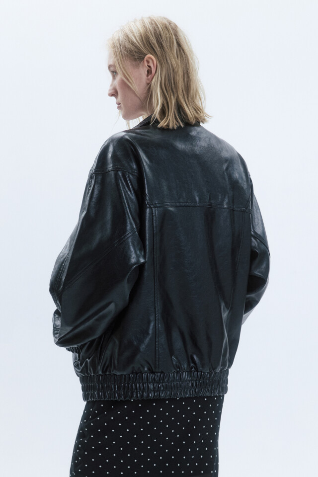 Куртка-олимпийка oversize из искусственной кожи - цвет черный - 4