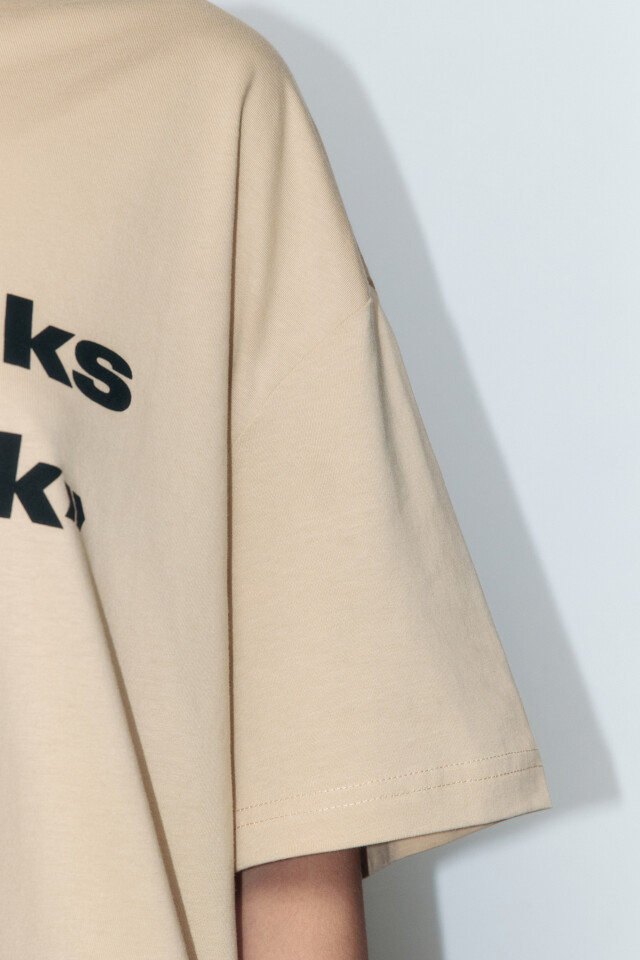 Футболка oversize с принтом и надписями - цвет бежевый - 7