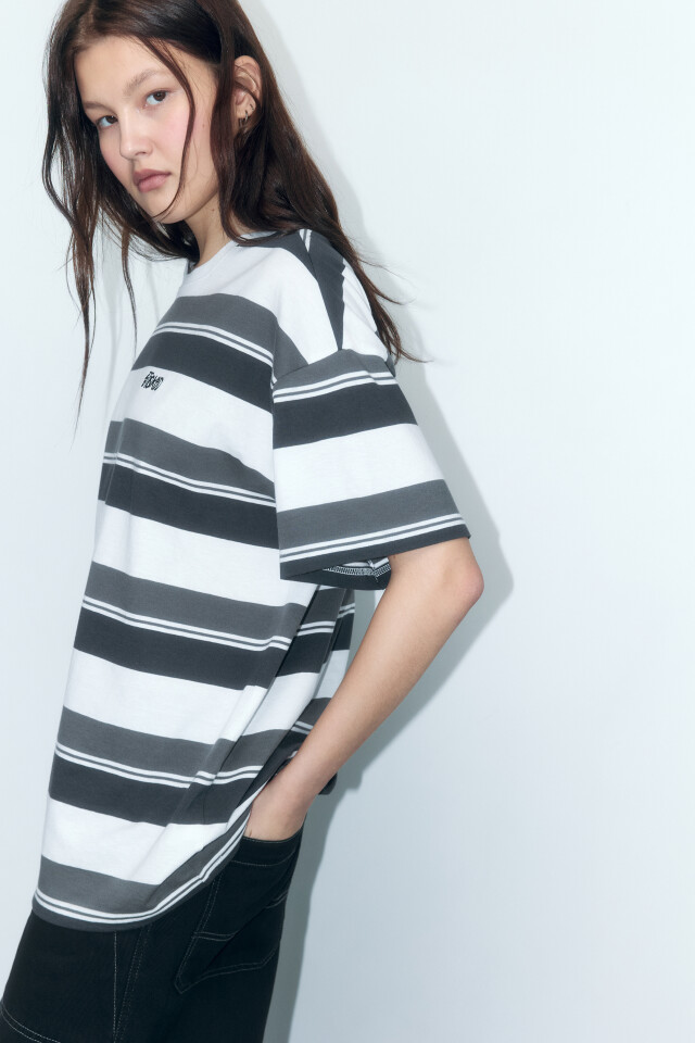 Футболка oversize в полоску с вышивкой на груди - цвет белый - 1