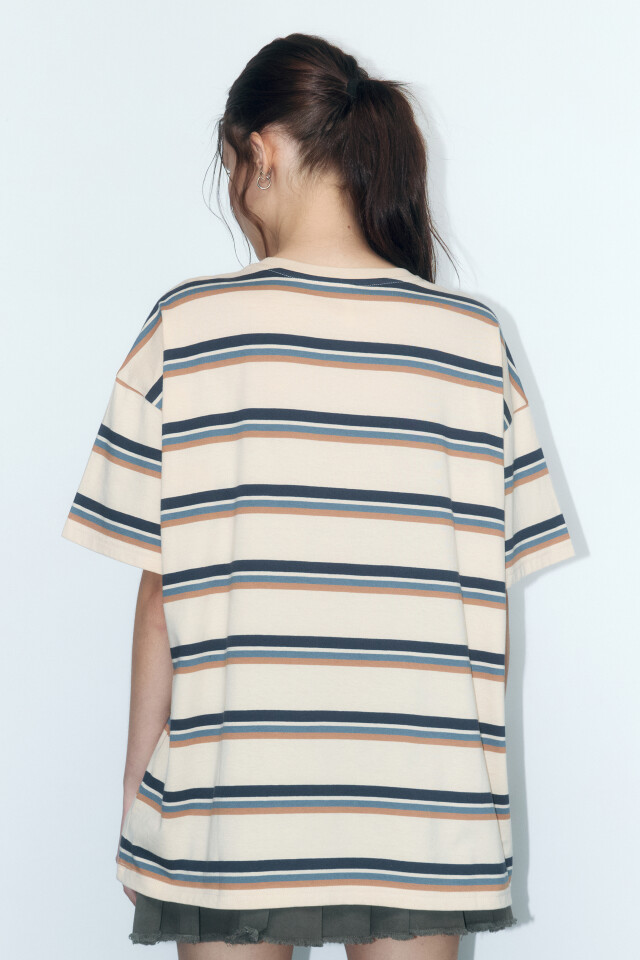 Футболка oversize в полоску с вышивкой на груди - цвет бежевый - 4