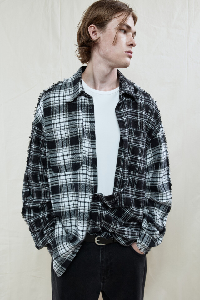 Рубашка oversize клетчатая с открытыми срезами - цвет черный - 1