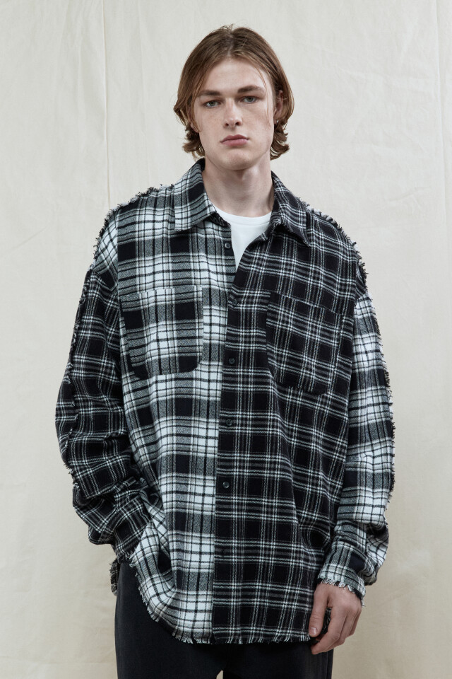 Рубашка oversize клетчатая с открытыми срезами - цвет черный - 2