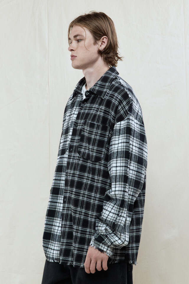 Рубашка oversize клетчатая с открытыми срезами - цвет черный - 3
