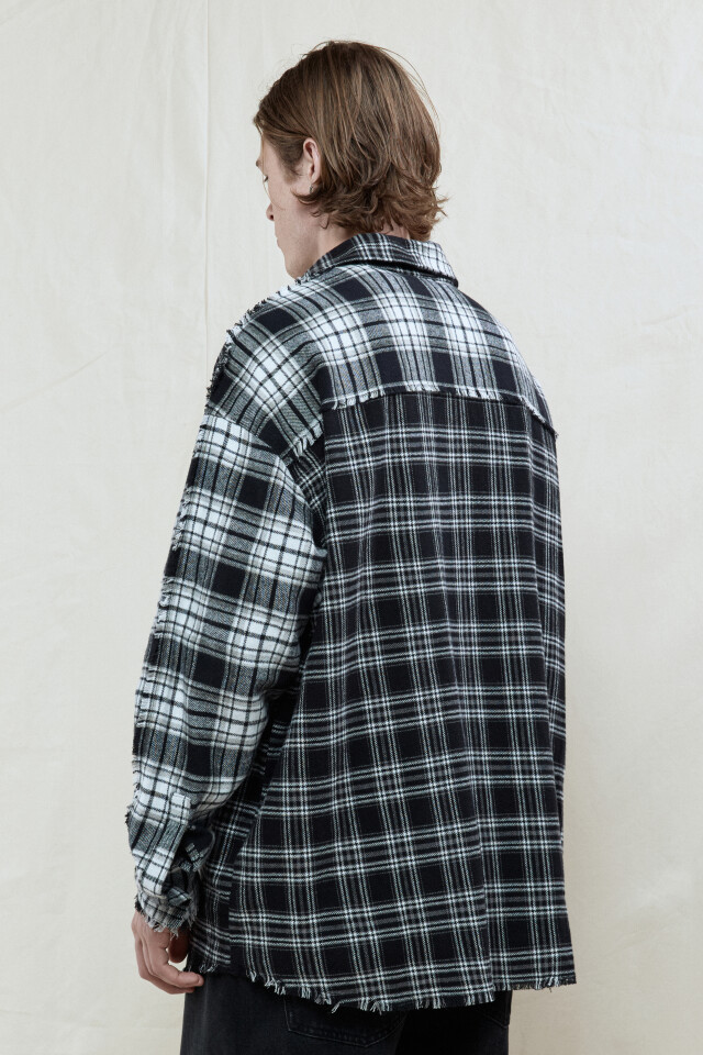 Рубашка oversize клетчатая с открытыми срезами - цвет черный - 4