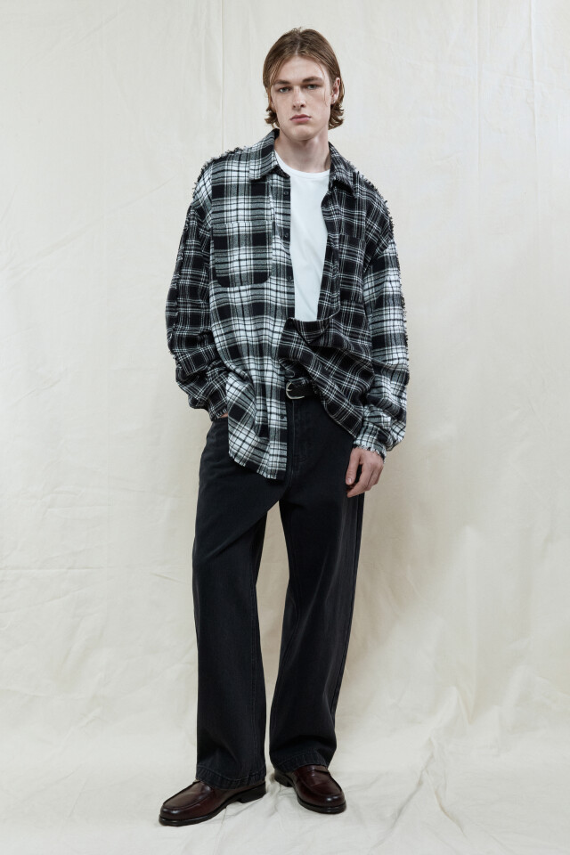 Рубашка oversize клетчатая с открытыми срезами - цвет черный - 5