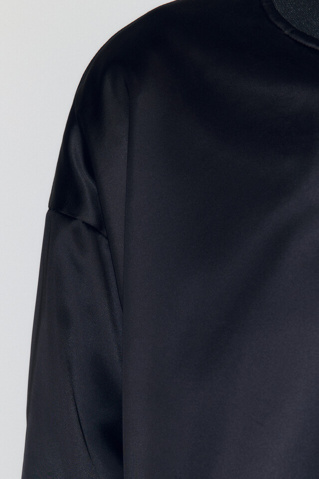 Куртка-бомбер oversize из атласной ткани - цвет черный - 7