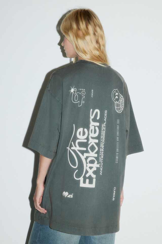 Платье-футболка oversize вареное с принтом - цвет зеленый - 3