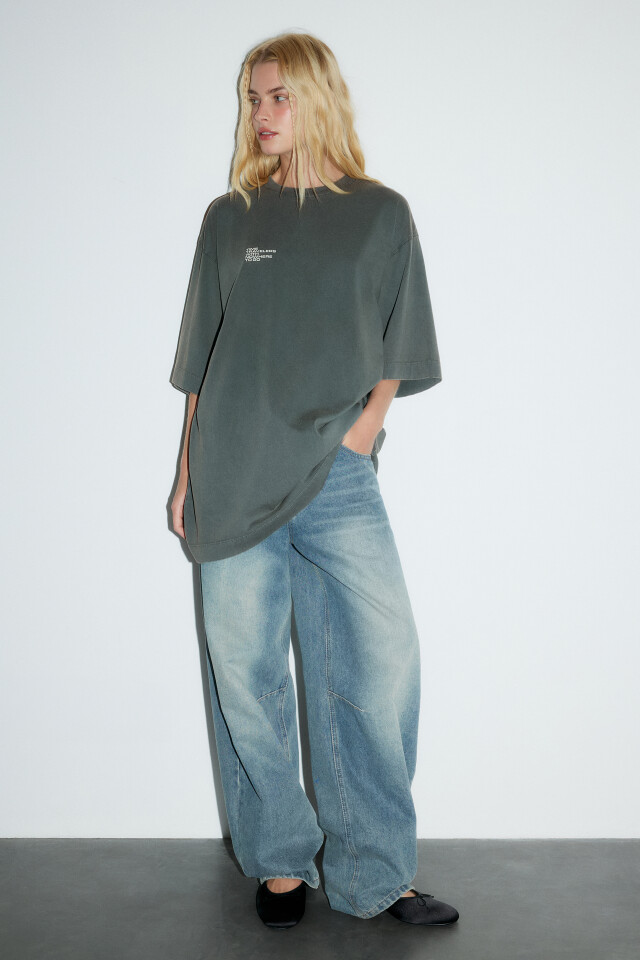 Платье-футболка oversize вареное с принтом - цвет зеленый - 4