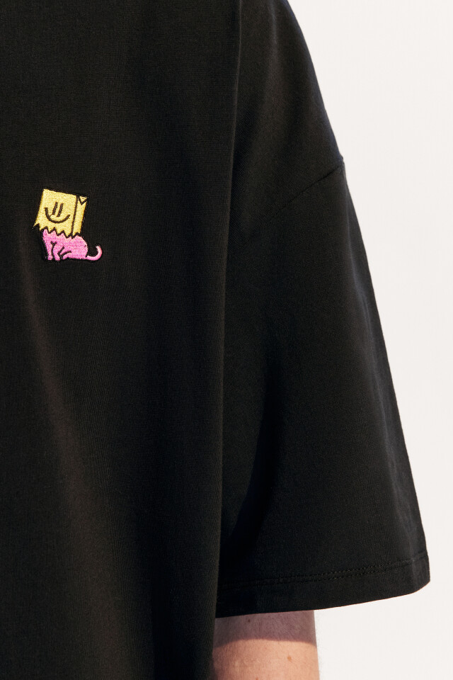Футболка oversize с маленькой вышивкой - цвет черный - 6