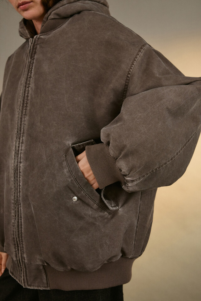Куртка-бомбер oversize с капюшоном - цвет коричневый - 5