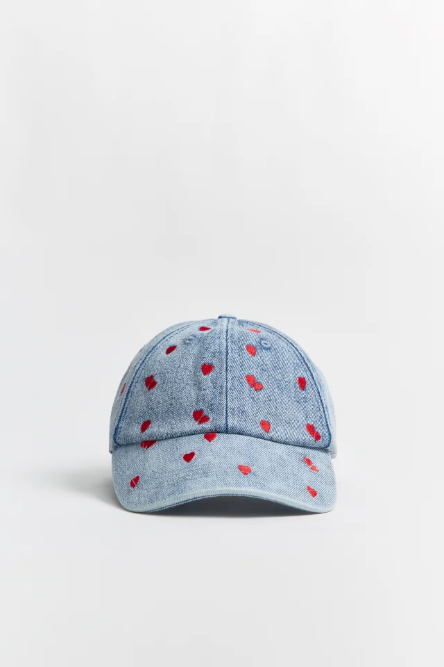 Кепка джинсовая с вышивкой-сердечками799₽1299₽-38%+1 цвет
