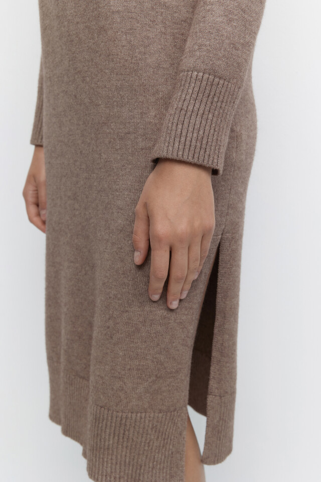 Платье-свитер KnitMidiDress вязаное с разрезом - цвет бежевый - 7